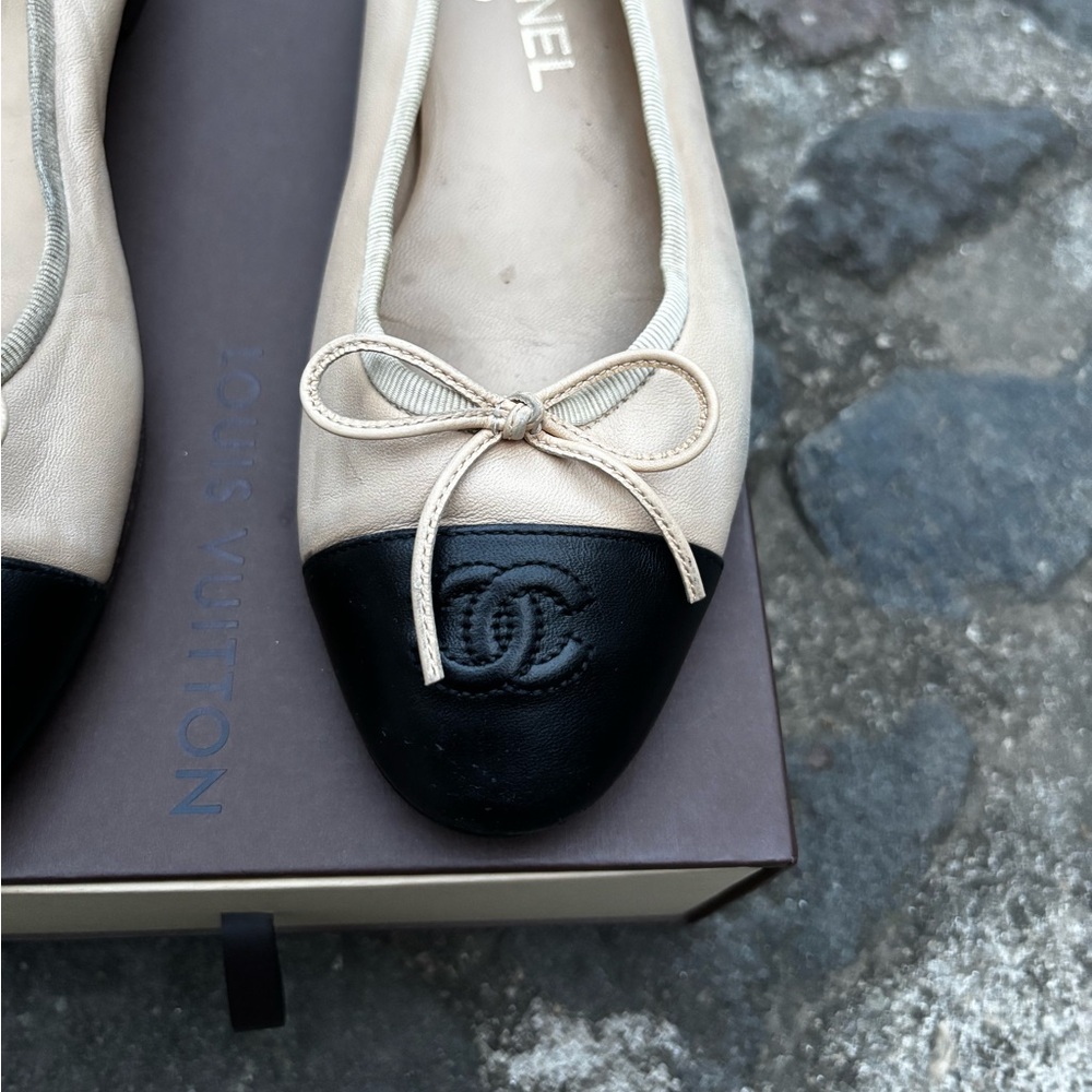 CHANEL AUTHENTIC CC LEATHER BALLET FLATS - Picture 2 of 5